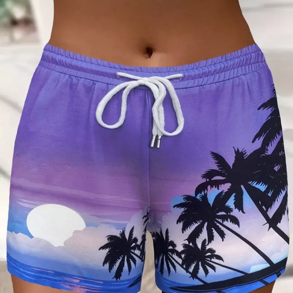 Ladies New Summer Palm Tree Shorts. Medium - Picture 2 of 2